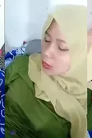 Ibu-Ibu Tetangga Berjilbab Kena Crot di Muka - Poster